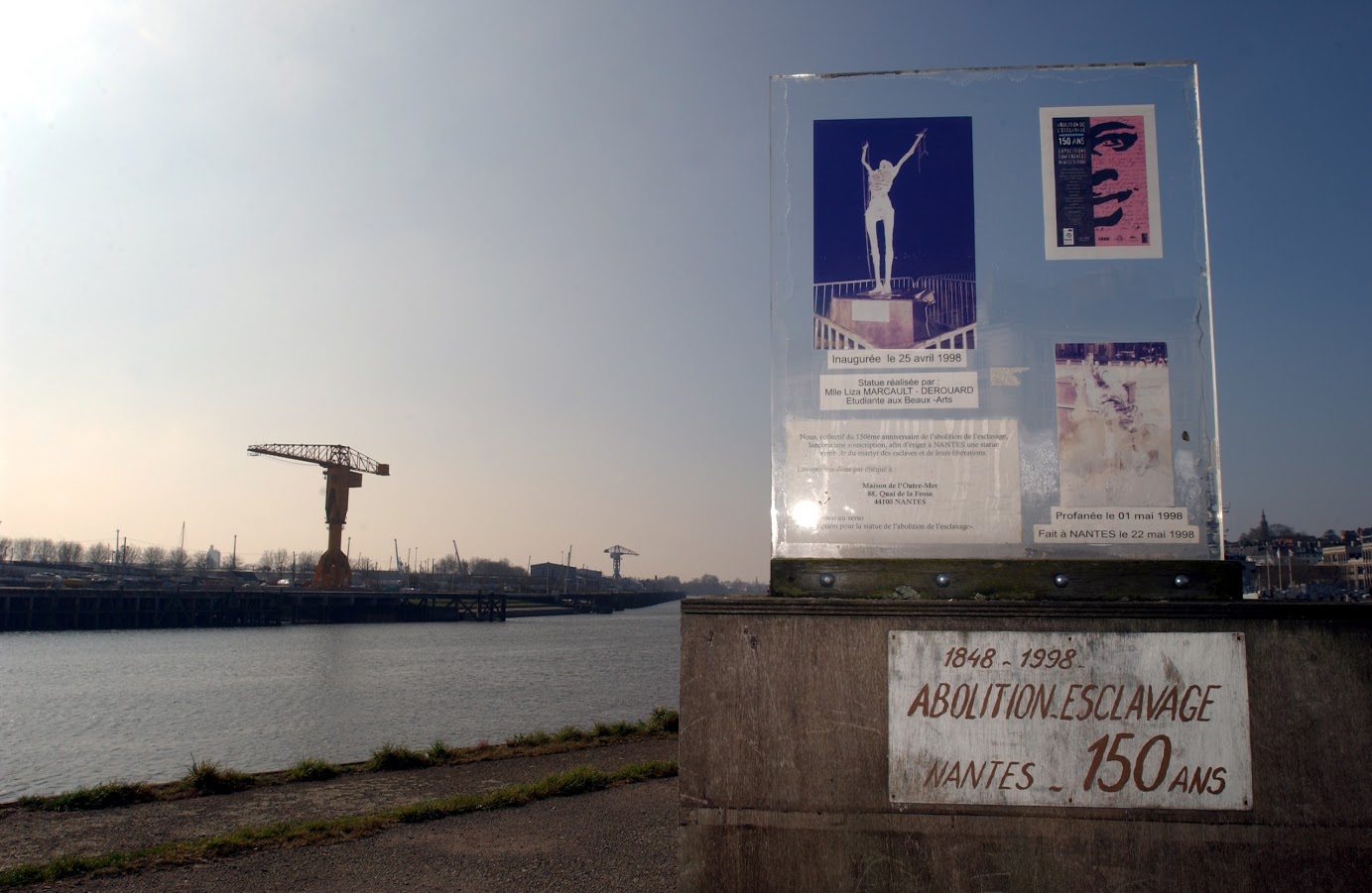 stèle provisoire remplaçant depuis le 1 mai 1998, après sa profanation, la statue, commérative du 150 è anniversaire de l'abolition de l'esclavage, originale réalisée par Liza Marcault-Derouard et inaugurée le 25 avril 1998.