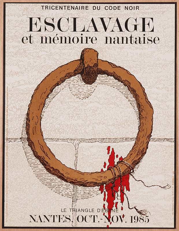 Affiche : Tricentenaire du Code noir, Esclavage et mémoire nantaise, Le triangle d'ébène, Nantes oct. nov. 1985.<br /> Au début des années 1980, des historiens et des sociologues nantais engagent les premières démarches de l'opération "Nantes 1985", qui vise à organiser des programmes de recherche universitaire et des manifestations culturelles sur le thème de la traite des Noirs.<br /> L'affiche représente un anneau de fer sur un mur en pierre autour duquel un cordon est attaché. Sur le mur, une tâche rouge vif.<br /> CARTEL : La mémoire de la traite des Noirs<br /> Au début des années 1980, l'association Nantes 1985 veut organiser des programmes de recherche universitaire et des manifestations culturelles sur le thème de la traite des Noirs. En août 1984, la municipalité provoque un vif débat en refusant de financer le projet "Nantes 1985, du code noir à l'abolition de l'esclavage". L'exposition "Les Anneaux de la Mémoire", présentée au château des ducs de Bretagne en 1993, a été pour la ville une étape importante dans la reconnaissance de son passé négrier.<br /> Tricentenaire du code noir, esclavage et mémoire nantaise, Le triangle d'ébène, Nantes oct.-nov. 1985<br /> Pierre Perron<br /> 1985